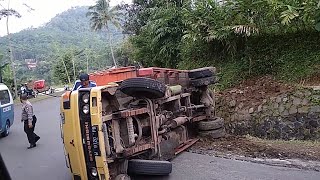 TRUK TERBALIK DI TANJAKAN BOHONG TASIKMALAYA