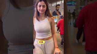 बेहत खूबसूरत Sweeta Tewari की Beautiful Cute Daughter Palak Tiwari Airport पर Friends Request रख रही