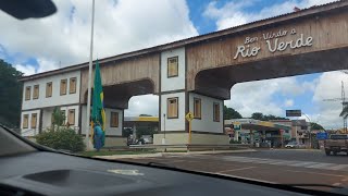 Bandeira do Brasil subindo na entrada da cidade de Rio Verde Goiás