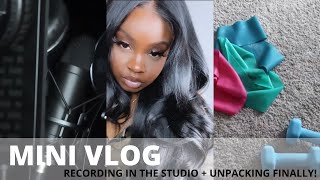 MINI VLOG: FINALLY UNPACKED THE SUITCASES + RECORDING IN AT HOME STUDIO