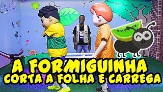 A formiguinha corta a folha e carrega - Pequenos Atos