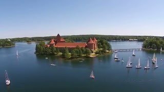 Dronu virš Galvės ežero šalia Trakų pilies. Aerial video with drone Phantom above Trakai