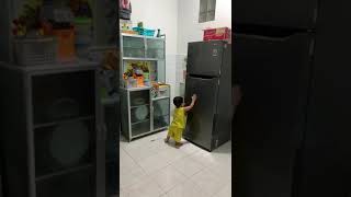 ketika bayi lapar cari makan sendiri didapur #shortvideo #shorts