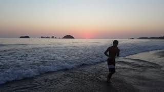 Admirando la hermosa puesta del en IXTAPA en la playa del hotele PARK ROYAL IXTAPA