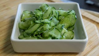 Gurkensalat mit Apfel Essig, Oliven Öl und Dill - Das Dressing ist schnell gemacht