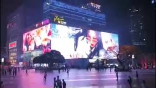 JENNIE x Jentle Garden terlihat di "Light of Asia" giant screen di Chongqing Guanyin Brid