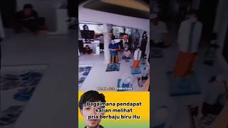 Bagaimana pendapat kalian melihat pria berbaju biru itu saat beribadah