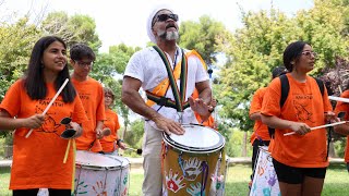 Carlinhos Brown, Embajador Iberoamericano de Cultura, visita la asociación cultural La Kalle