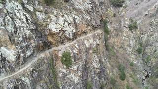 Marche sur corniche vertigineuse des gorges de la Carança