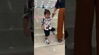 Adek ravellio turun tangga dipegangin mama #shorts #shortsviral #funny #anaklucu #funnyvideo #fyp