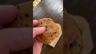 The best Chocolate Chip Cookies at Disneyland #disneyfoodies #chocolatechipcookies #foodvlogger