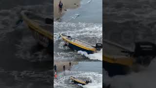 Bote se volvio Crazy, pescadores tratando de rescatarlo 😅 abran paso