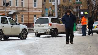 У Львові зіткнулися трамвай і легковик