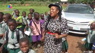 𝐄𝐭𝐮𝐚 𝐎𝐥𝐢𝐨𝐠𝐨: Oyeneka Obodo Foundation Donates Raincoats to Pupils and Staff of  Etua Ise Pri. Sch