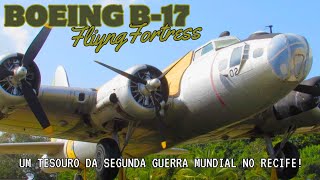 A fortaleza voadora Boeing B-17 da Força Aérea Brasileira na frente da Base Aérea do Recife.