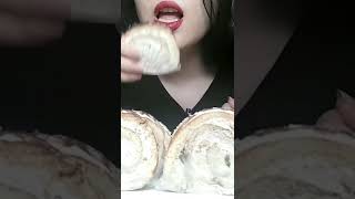 #shorts mukbang cake/اسمر ایرانی خوردن شیرینی رولت