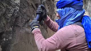 Sampling the hanging wall at a narrow-vein gold mine in Bîr Mogreïn, Tiris Zemmour, Mauritania.