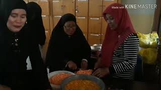 Keluarga Besar SMP N 3 BINJAI masak / makan bubur bersama