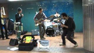 Karikatura: Jazz-rock fusion in NYC subway