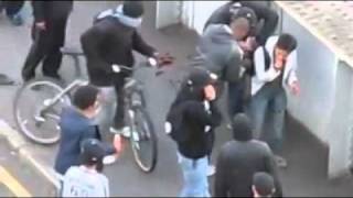 London,Birmingham,Manchester Riots-Emeutes-Man getting robbed-Vols sur un homme en sang