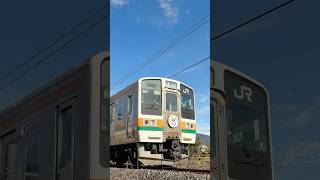 ある秋の日の吾妻線上り電車と子持山、小さな踏切 #鉄道 #train #踏切 #群馬 #子持山