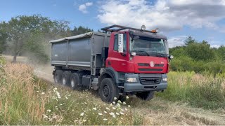 Červená TATRA Phoenix a sklizeň obilí