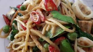 😍 Spaghetti with green curry mixed seafood - สปาเกตตี้เขียวหวานทะเลผัดแห้ง - Thai Street Food