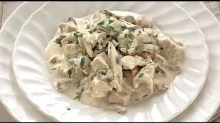 Куриное фрикасе блюдо из французской кухни.Chicken fricassee dish of French cuisine.