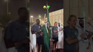 مدرب المنتخب السعودي ومساعده يايا توريه يؤديان رقصة العرضة