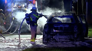 Nach Unfall komplett ausgebrannt: Vier Verletzte nach schwerem Alleinunfall in Krefeld | 05.08.2023