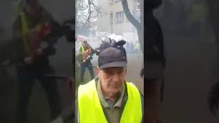 В Польше наконец-то проснулась полицияУ здания Сейма они применяли слезоточивый газ-шумовые гранаты.