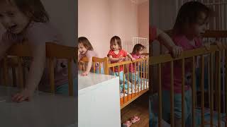 у близняшек новое приключение #многодетнаямама #близнецы #triplets #babygirl #тройня #одинаковые