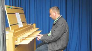 Beiaardier Wim Ruitenbeek speelt 'Melpomene' van Nicolaas Scharn op de Vleutense Zingende Toren