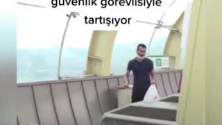 Maskesiz metroya binmeye çalışan kadın çirkefleşiyor