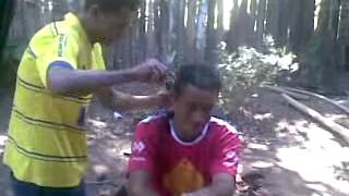 Gui cortando o Cabelo De Brito Show rs (Macaco Duro)