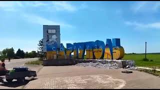 The occupants demolish a Ukrainian stele at the entrance to Mariupol