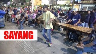 AKSI JOGET TEMON HOLIC MEMUKAU / PENGAMEN ANGKLUNG RAJAWALI MALIOBORO YOGYA