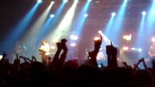 The Pigeon Detectives perform 'I Found Out' at Brixton Academy