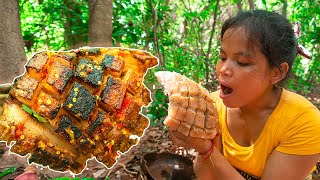 Wilderness Cooking Skills | Delicious Eating BBQ Crispy Bacon With Hot Chili Sauce