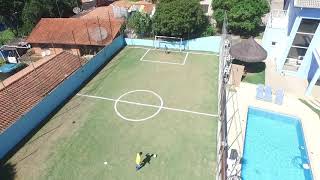 molecada brincando no campo pintado em casa.