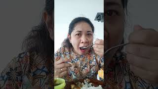 Makan pakai telor sama sayur asem..g nyambung banget..