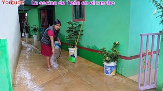 Ahora que es tiempo de lluvia 🌧 aprovecho mi tiempo libre para lavar mi casa en mi rancho