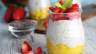 Pudin de chía con yogur sin lactosa, fresas y mango 🍓 | Postres saludables