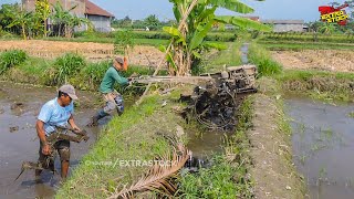 2 Joki Traktor Sawah Bergantian Garap Lahan Bekas Panen Combine