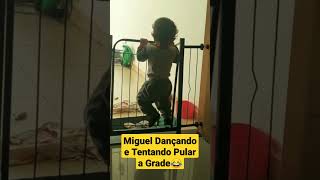 Miguel Dançando e Tentando Pular a Grade - Miguel se Divertindo - Família Dias