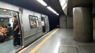 Metrô SP.  Frota G (G24) partindo da estação Sé na Linha 1 azul