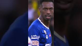 لاعب النصر يضرب عبد الرزاق حمد الله