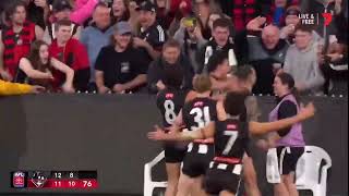 Jamie Elliott kicks goal after the siren to win the game!