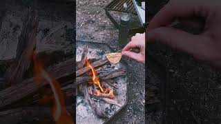 Easy way to start the fire if you don’t have paper #lifehacks #fire #bonfire #bushcraft