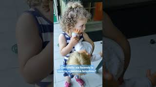 bambina biricchina riceve le carezze da Cicciobello